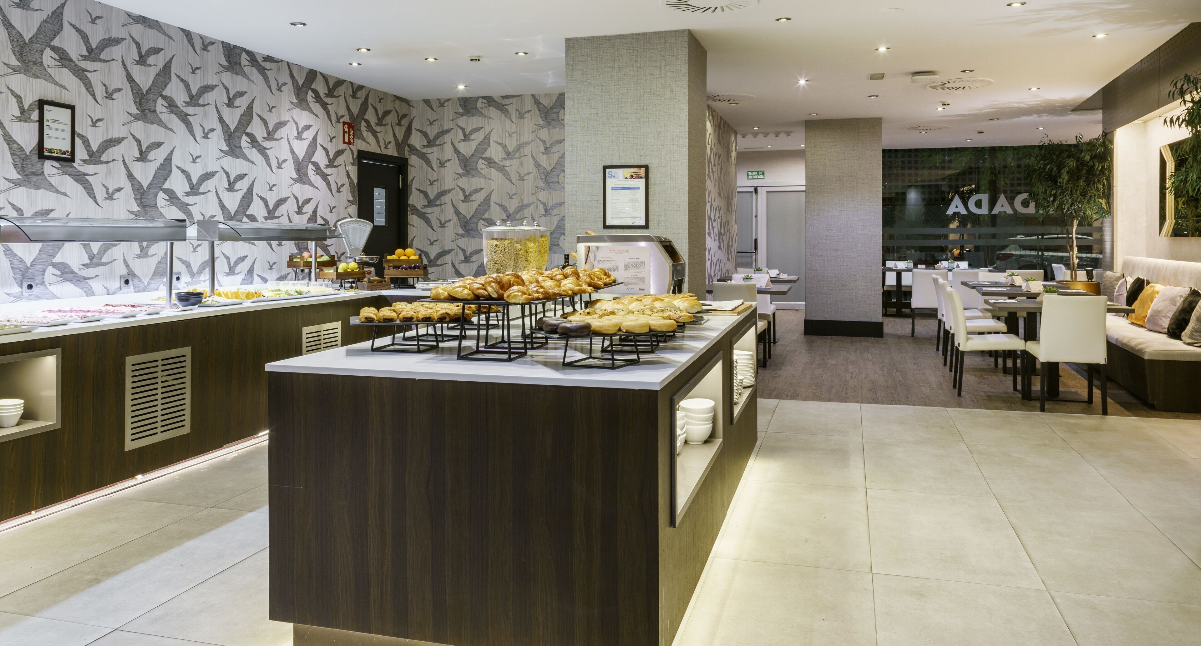 Café da manhã com buffet diário (EUR 17 por pessoa) 