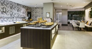 Sarapan prasmanan setiap hari (EUR 17 per orang)