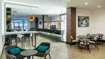 Sert le déjeuner et le dßner