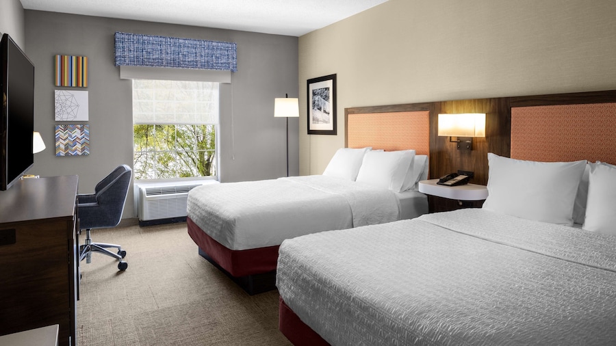 Hampton Inn & Suites State College at Williamsburg Square