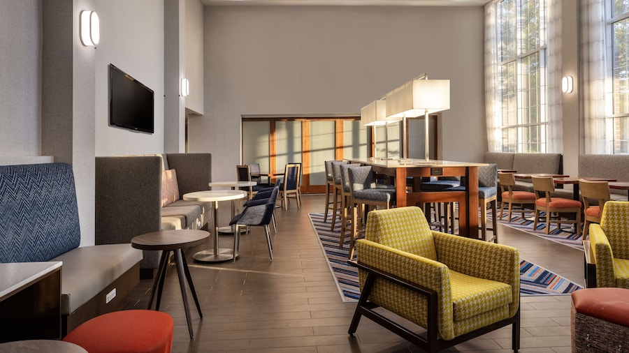 Hampton Inn & Suites State College at Williamsburg Square