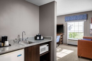 Studio Suite, 1 King Bed with Sofa bed | Private kitchenette | Mini-fridge, coffee/tea maker