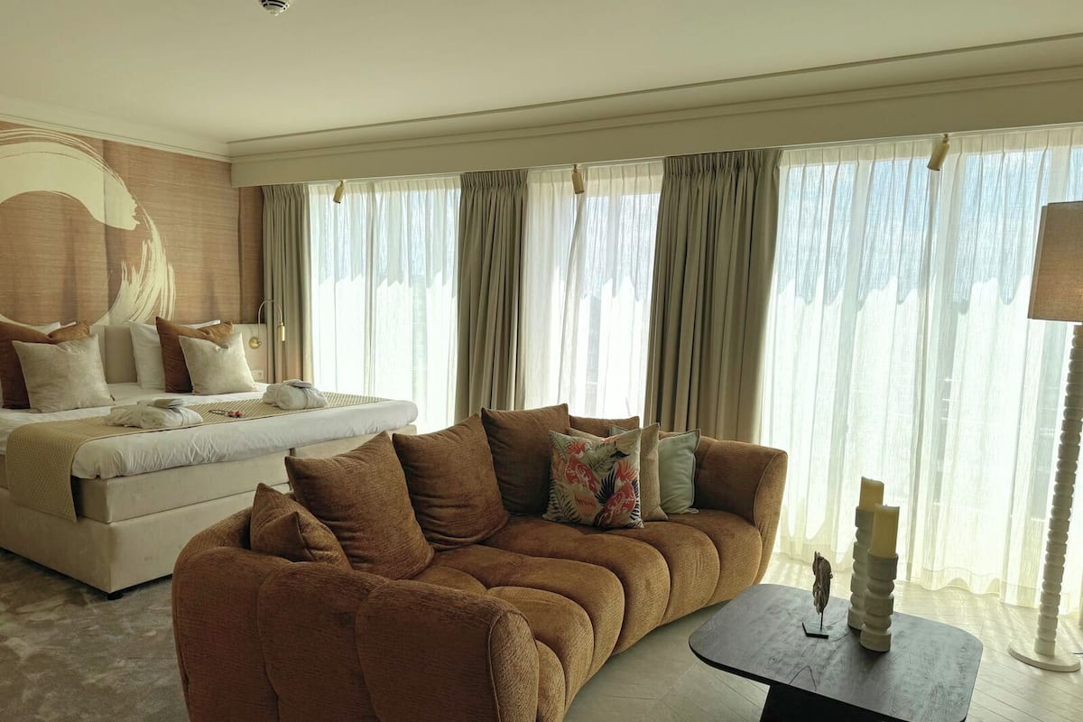 Palace Suite | Hypo-allergenic bedding, minibar, in-room safe, desk