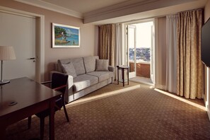 Premium Room | Hypo-allergenic bedding, minibar, in-room safe, desk