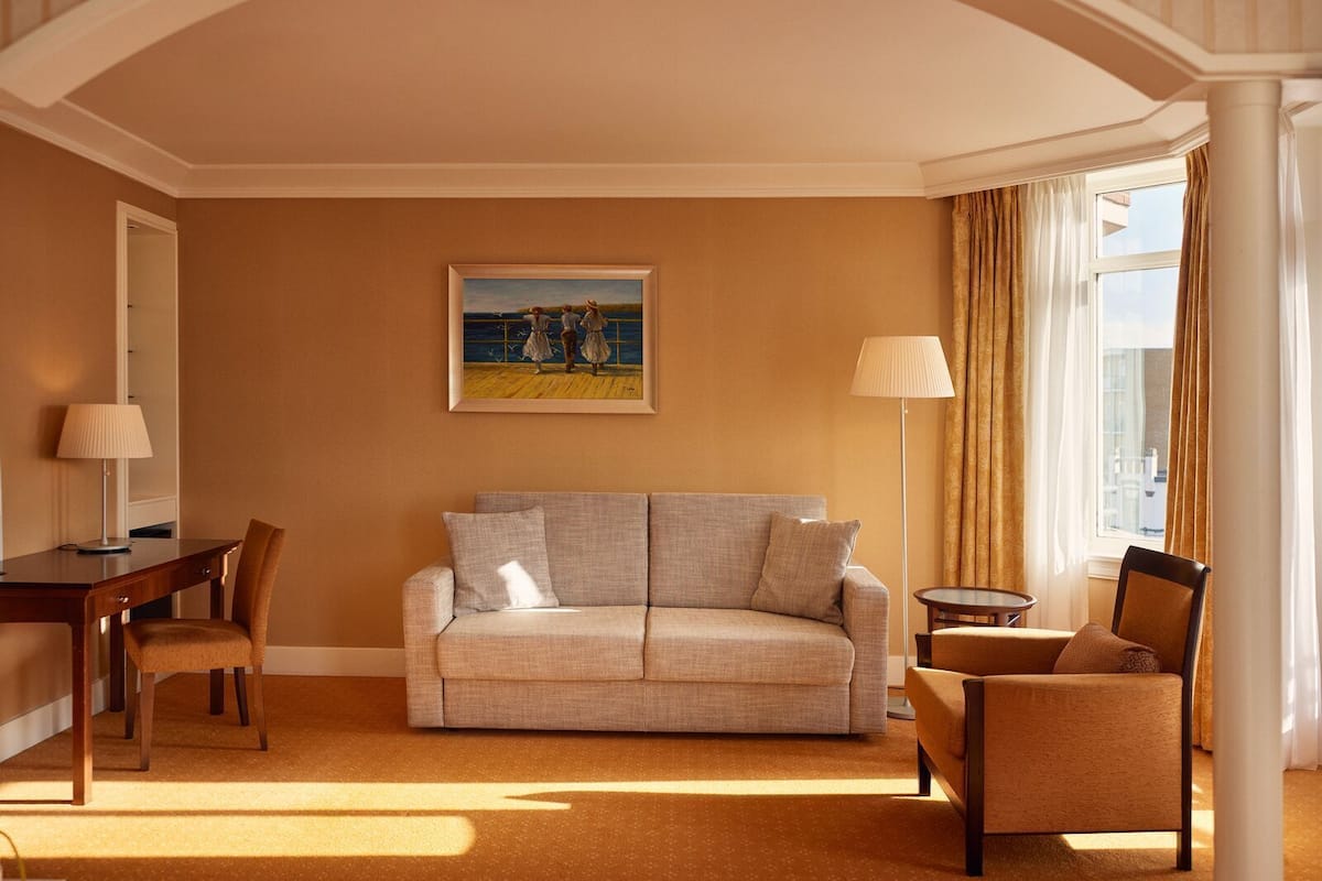 junior room | living area | tv