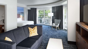 Chambre, 1 très grand lit et 1 canapé-lit, cuisine | Aire de séjour | Téléviseur à écran plat de 50 po avec télévision par câble, téléviseur
