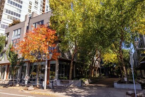 Exterior - River's Edge Hotel Portland, Tapestry Collection by Hilton (Portland)