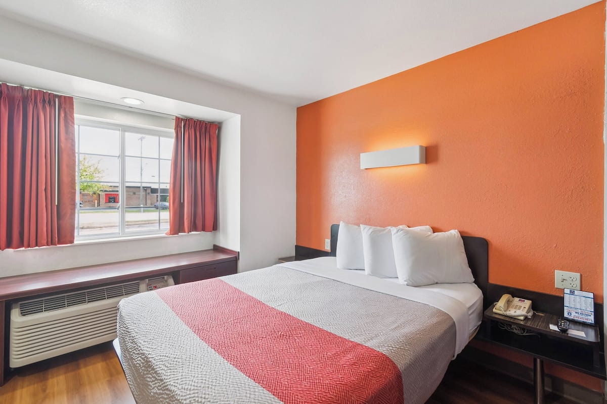 Deluxe-Suite, 1 Queen-Bett, Nichtraucher, Kühlschrank und Mikrowelle | Zimmersafe, laptopgeeigneter Arbeitsplatz, Verdunkelungsvorhänge