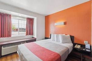 Deluxe Suite, 1 Queen Bed, Non Smoking, Refrigerator & Microwave | In-room safe, laptop workspace, blackout drapes, WiFi (free)