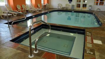 Innendørsbasseng