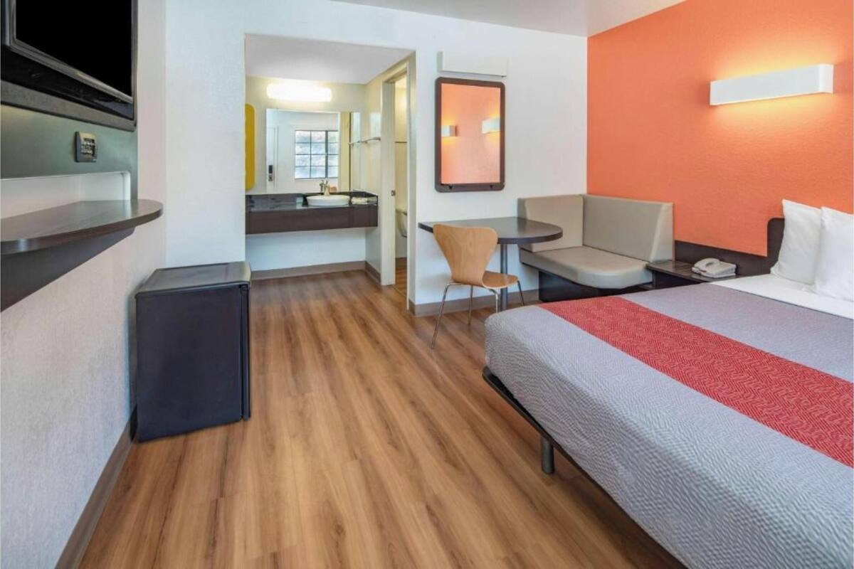 In-room safe, laptop workspace, blackout drapes, WiFi (free)