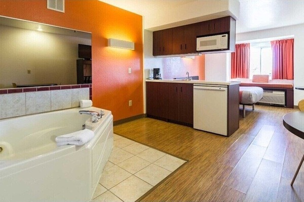 Deluxe-Suite, 1 Queen-Bett, Nichtraucher, Whirlpool | Zimmersafe, laptopgeeigneter Arbeitsplatz, Verdunkelungsvorhänge