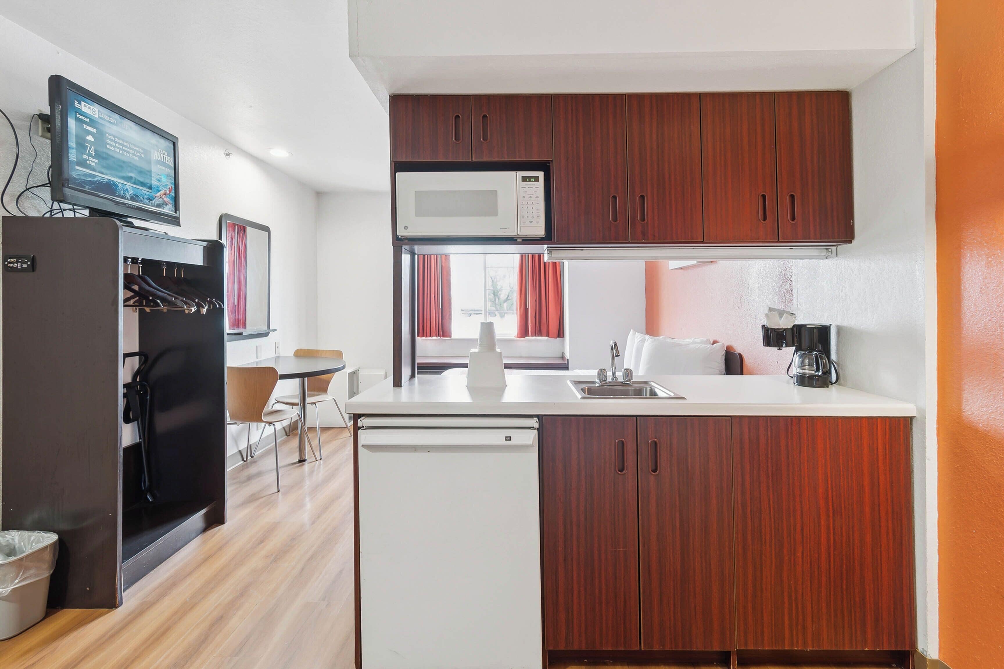 Deluxe Suite, 1 Queen Bed, Non Smoking, Hot Tub | In-room safe, laptop workspace, blackout drapes, WiFi (free)
