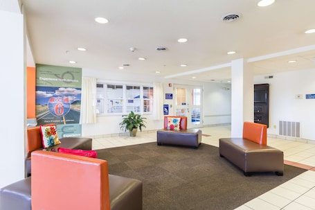 Sala de estar en el lobby. Motel 6 Huron, OH - Sandusky