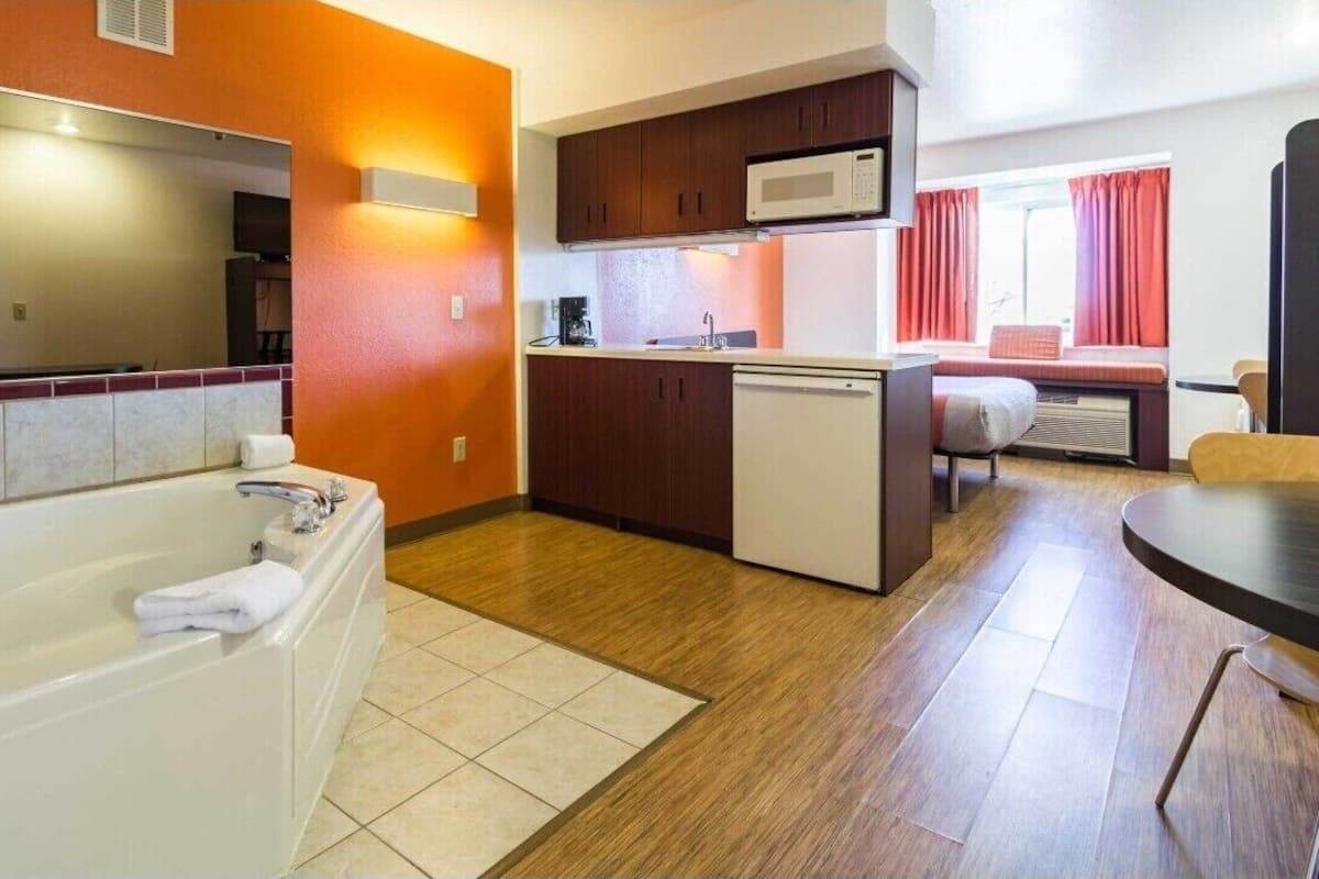 Suite Deluxe, 1 letto queen, non fumatori, idromassaggio | Una cassaforte in camera, postazione laptop, tende oscuranti