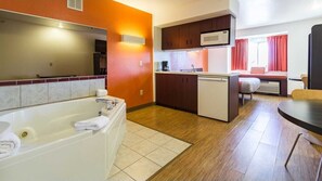Deluxe Suite, 1 Queen Bed, Non Smoking, Hot Tub - Motel 6 Huron, OH - Sandusky (Huron)