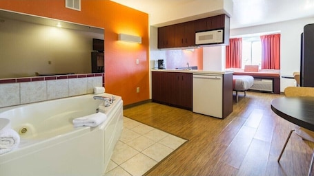 Deluxe Suite, 1 Queen Bed, Non Smoking, Hot Tub | In-room safe, laptop workspace, blackout drapes, free WiFi