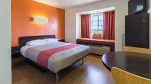 In-room safe, laptop workspace, blackout drapes, free WiFi - Motel 6 Huron, OH - Sandusky (Huron)