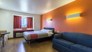 Safe på rommet, skrivebord for bærbar PC og blendingsgardiner