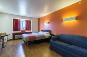 In-room safe, laptop workspace, blackout drapes, free WiFi - Motel 6 Huron, OH - Sandusky (Huron)