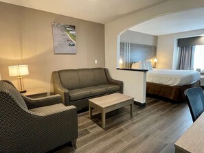 Suite, 1 kingsize bed, niet-roken, koelkast & magnetron | 1 slaapkamer, een kluis op de kamer, een bureau, een laptopwerkplek