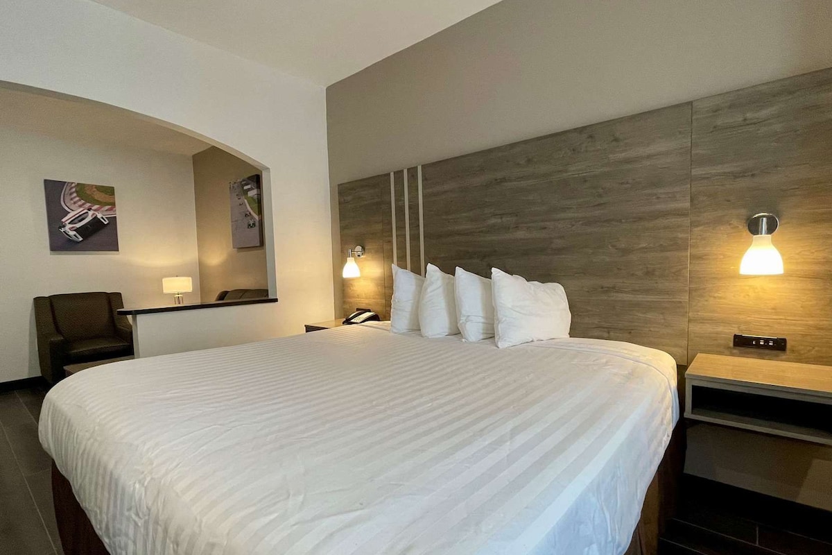 1 bedroom, in-room safe, desk, laptop workspace