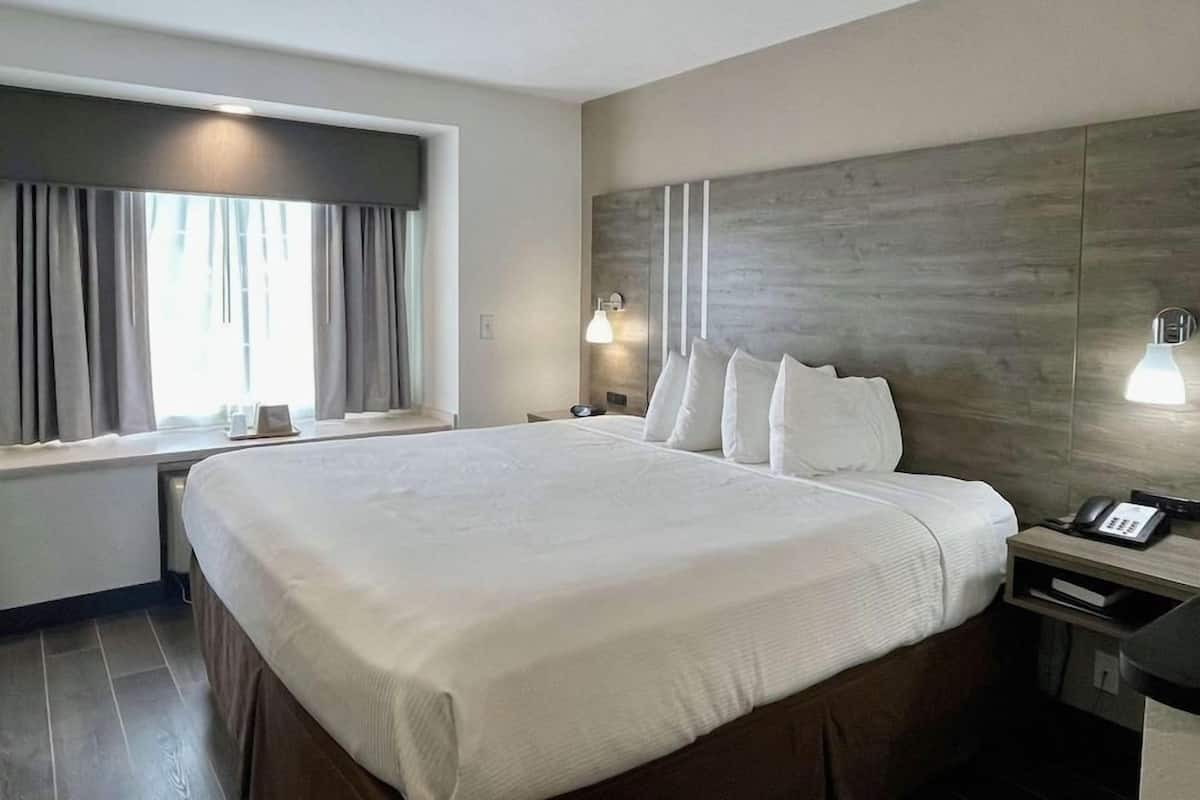 1 quarto, cofres nos quartos, escrivaninha