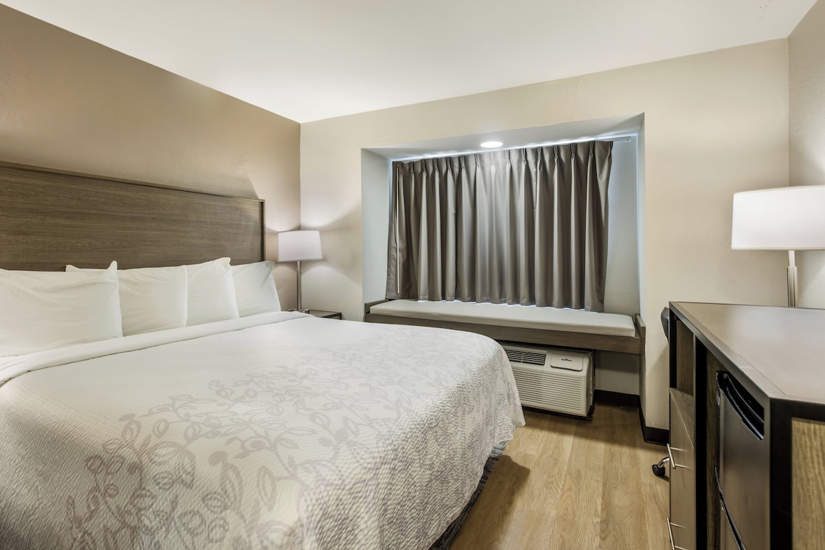 Deluxe Room, 1 King Bed (Smoke Free) | Hypo-allergenic bedding available, in-room safe, desk, laptop workspace
