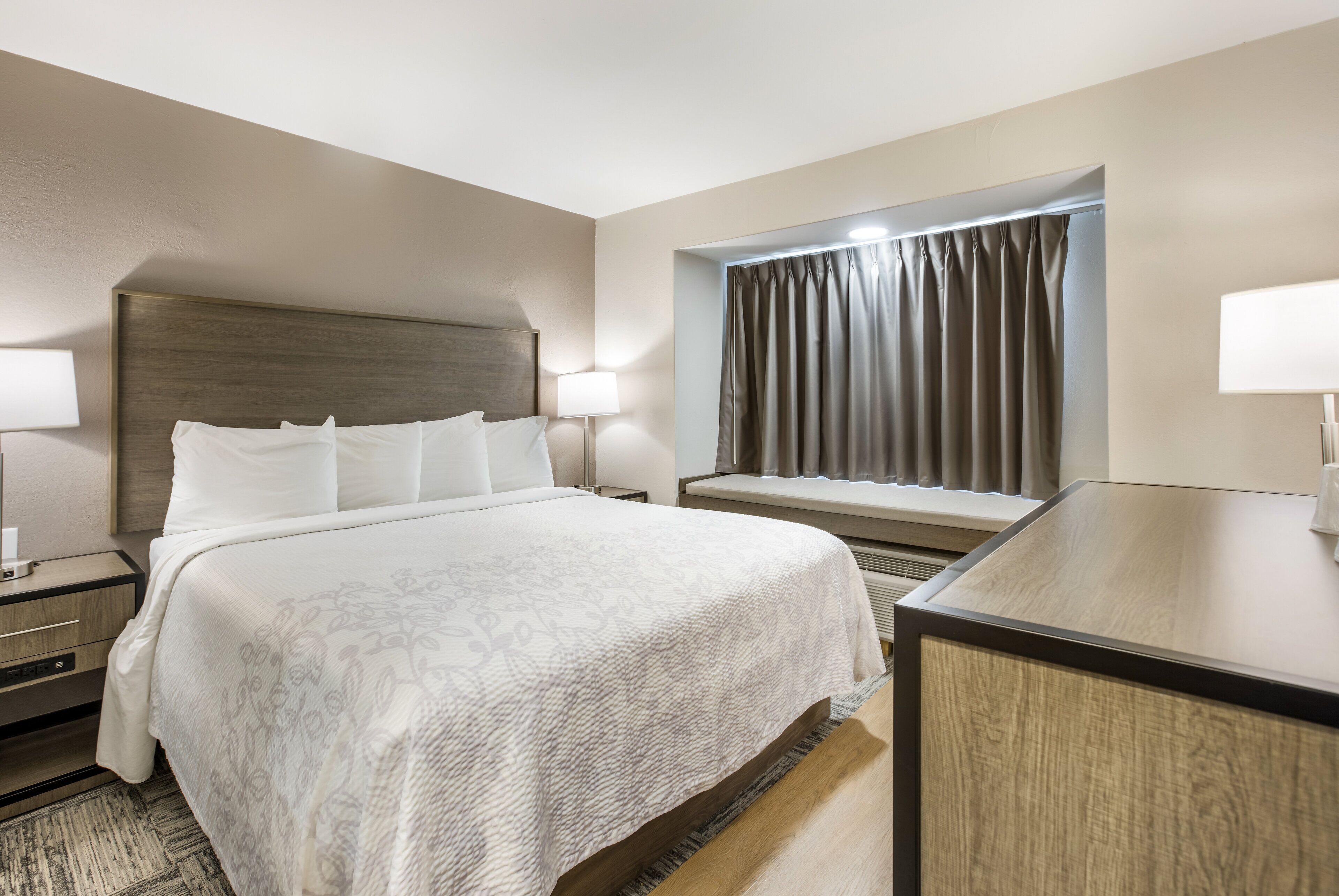 华丽客房, 1 张特大床 (Smoke Free) | 防过敏的被褥、客房内保险箱、办公桌、笔记本电脑工作区