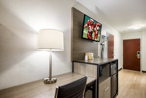 Quarto luxo, 2 camas Queen, acessível (Smoke Free) | 1 quarto, roupas de cama antialérgicas, cofres nos quartos, escrivaninha