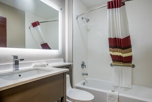 Hair dryer, towels - Red Roof Inn PLUS+ & Suites Savannah - I-95 (Savannah)