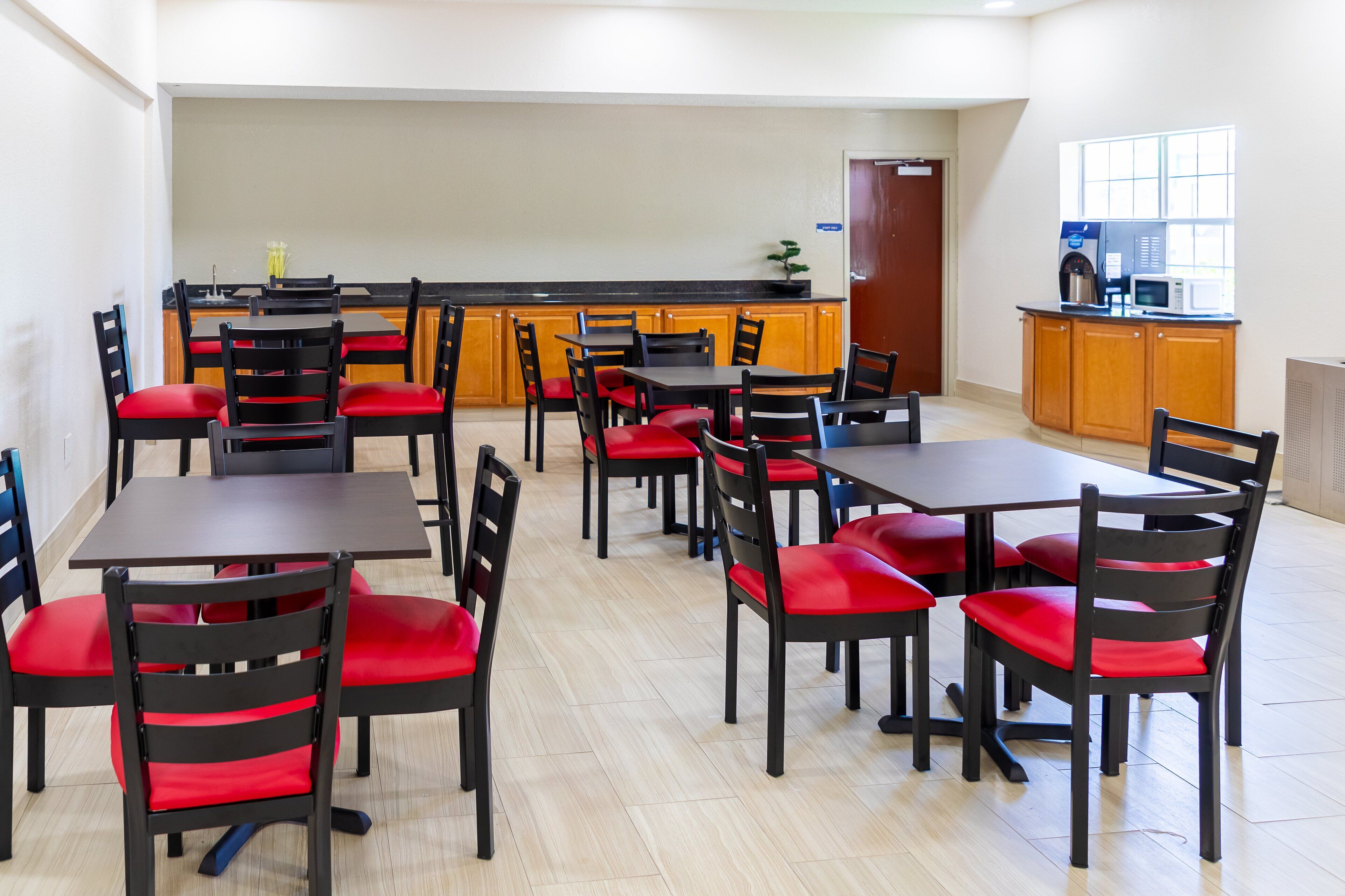 Photo - Red Roof Inn PLUS+ & Suites Savannah – I-95