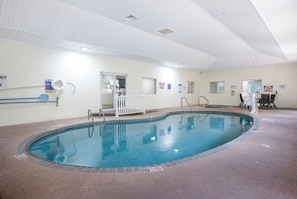 Indoor pool - Red Roof Inn PLUS+ & Suites Savannah - I-95 (Savannah)