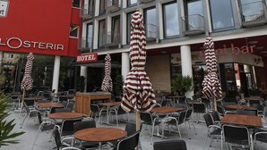 Un hôtel doté d’une terrasse et d’une façade rouge.