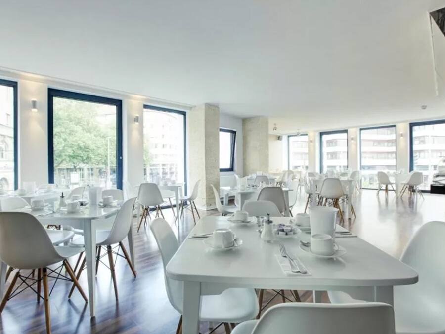 Desayuno buffet todos los días (EUR 18.5 por persona)