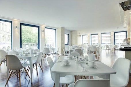 Daily buffet breakfast for a fee. Cityhotel Am Thielenplatz