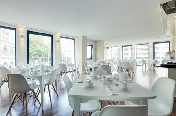 Dagelijks ontbijtbuffet (EUR 17.5 per persoon)