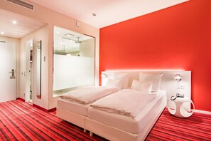 Schreibtisch, Verdunkelungsvorhänge, schallisolierte Zimmer
