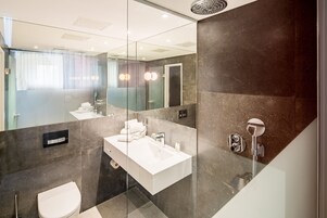 Ducha, secador de pelo, toallas