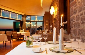 2 restaurants, breakfast served