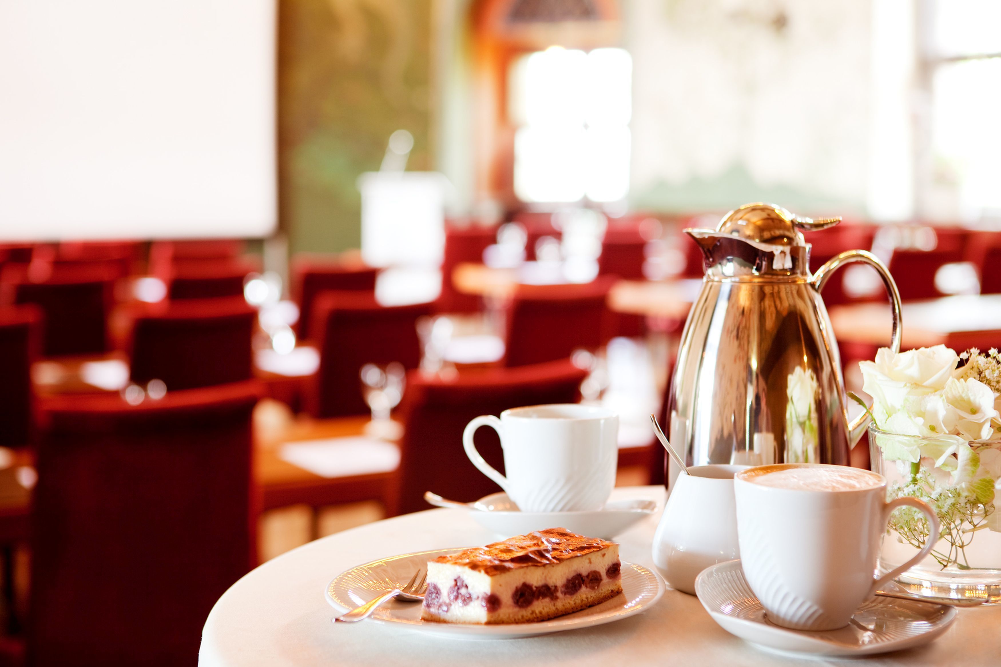 2 restaurants, breakfast served