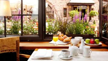 Bữa sáng buffet hàng ngày (19.50 EUR/mỗi người)