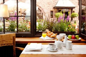 Daily buffet breakfast (EUR 19.50 per person)