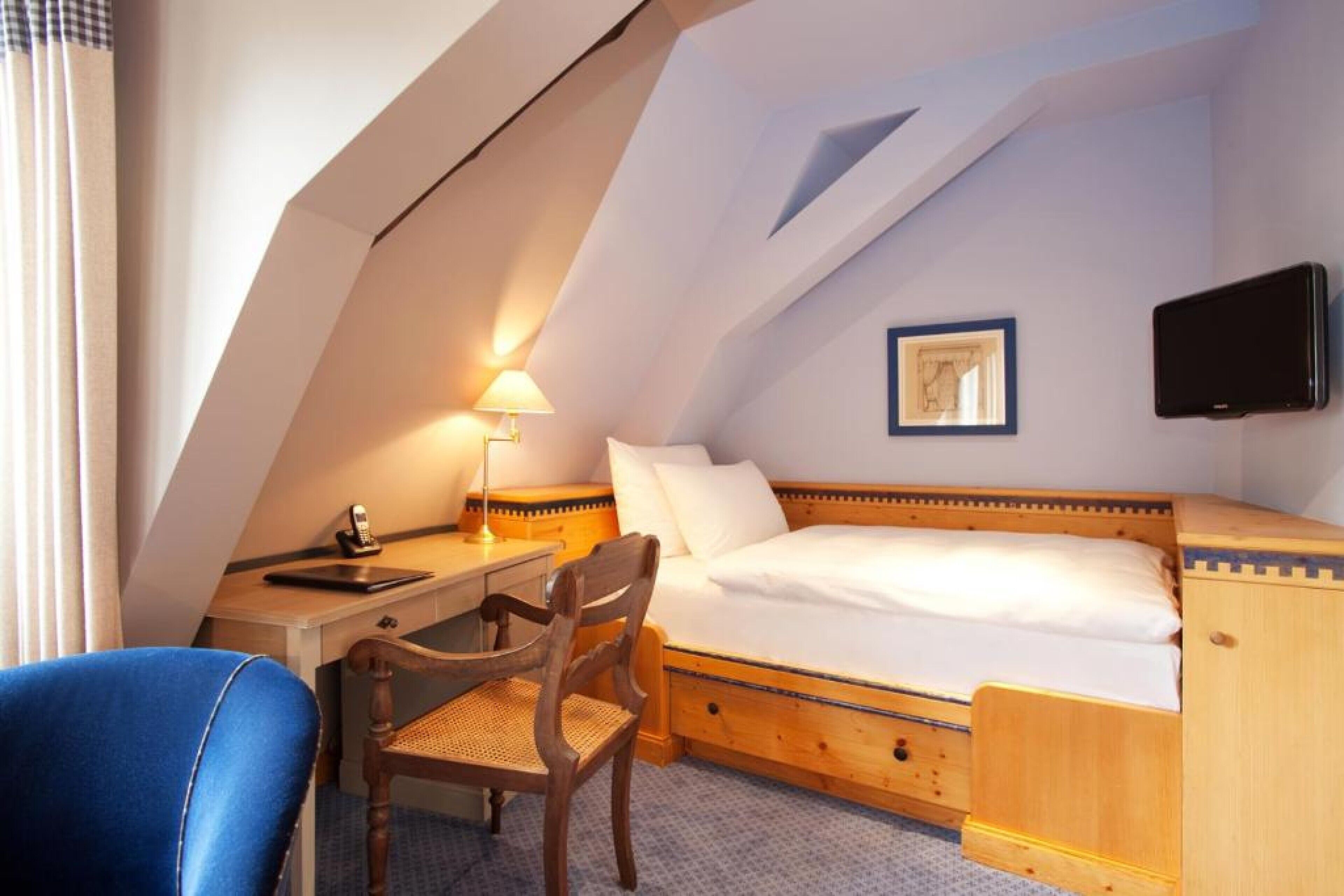 luther single room | living area | flat-screen tv