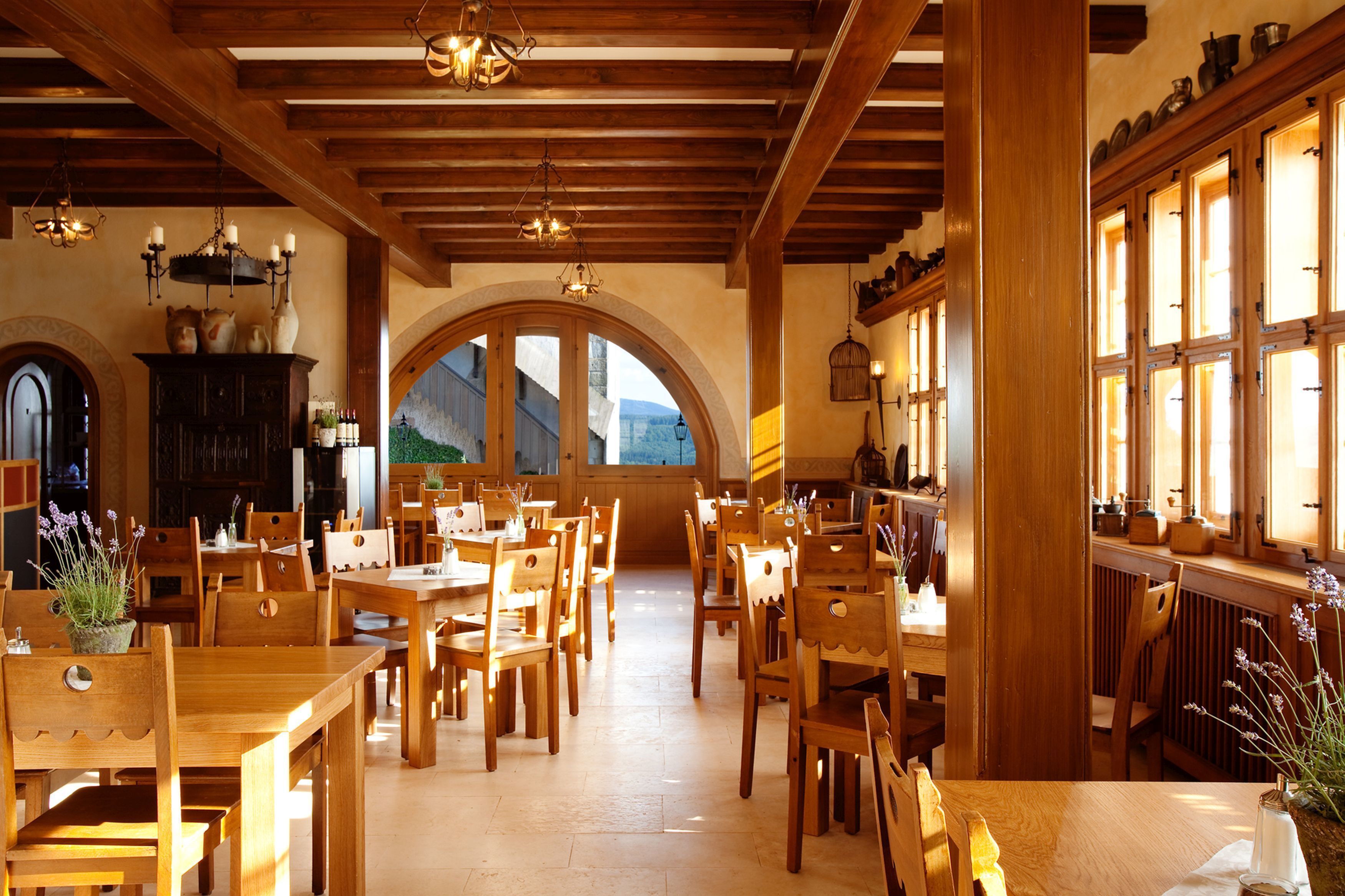 2 restaurants, breakfast served