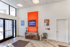 Lobby sitting area - Motel 6 Portland, OR - Tigard West (Tigard)