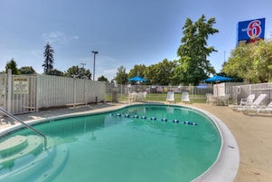 Una piscina al aire libre de temporada