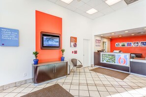 Lobby sitting area - Motel 6 Portland, OR - Tigard West (Tigard)