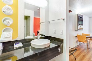 Combined shower/bathtub, towels