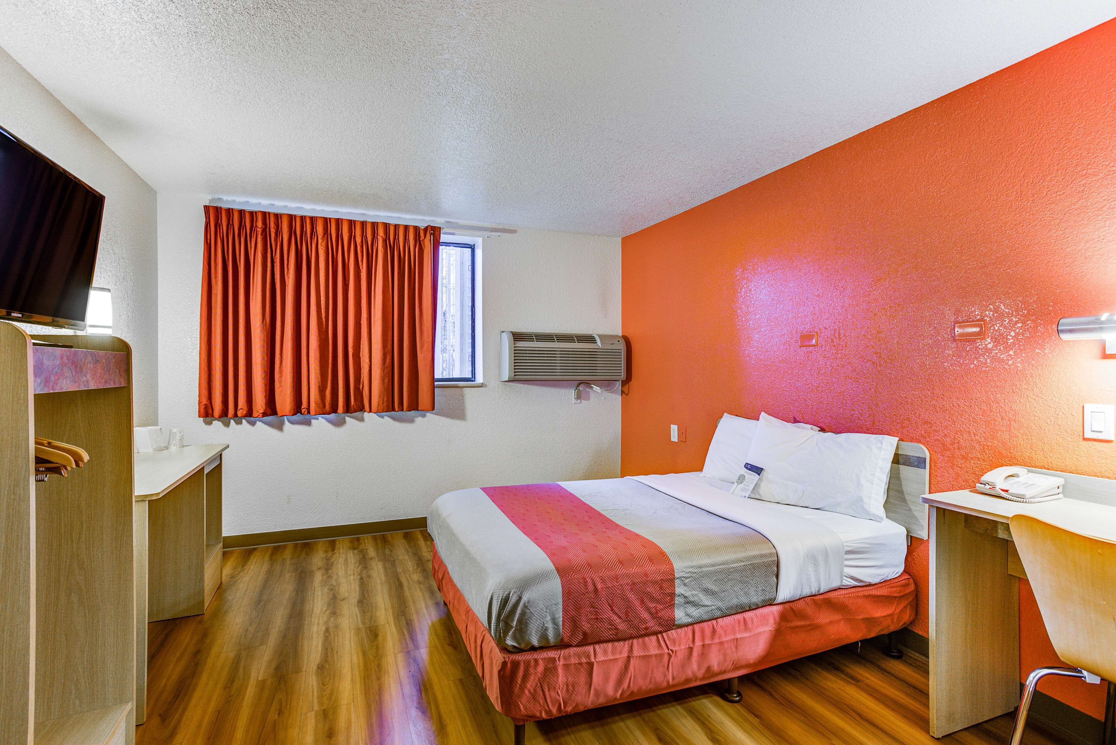 WiFi (free), bed sheets
